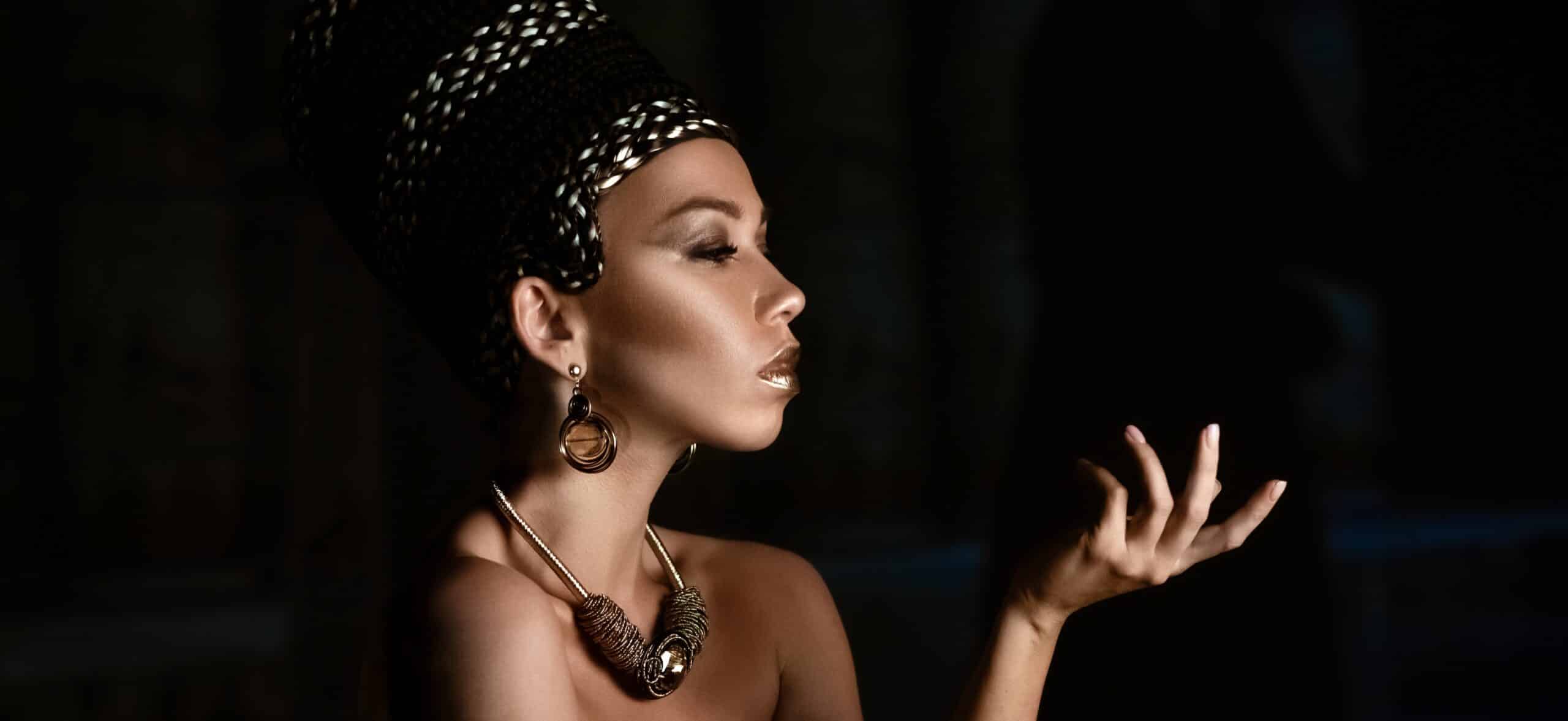 Frau auf einem schwarzen Hintergrund; Nefertiti Lift